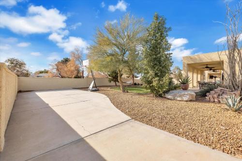 Ranch villa 1 level on half acre 8 min from Strip