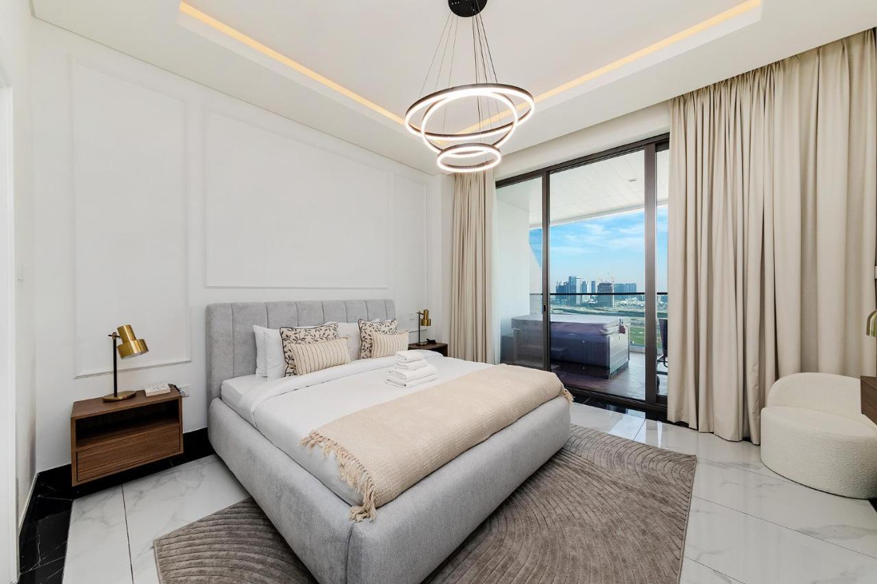 Huge Lux 1BHK in Prime Business Bay with Private Jacuzzi — 5-Star Luxury Hotel in Dubai, United Arab Emirates