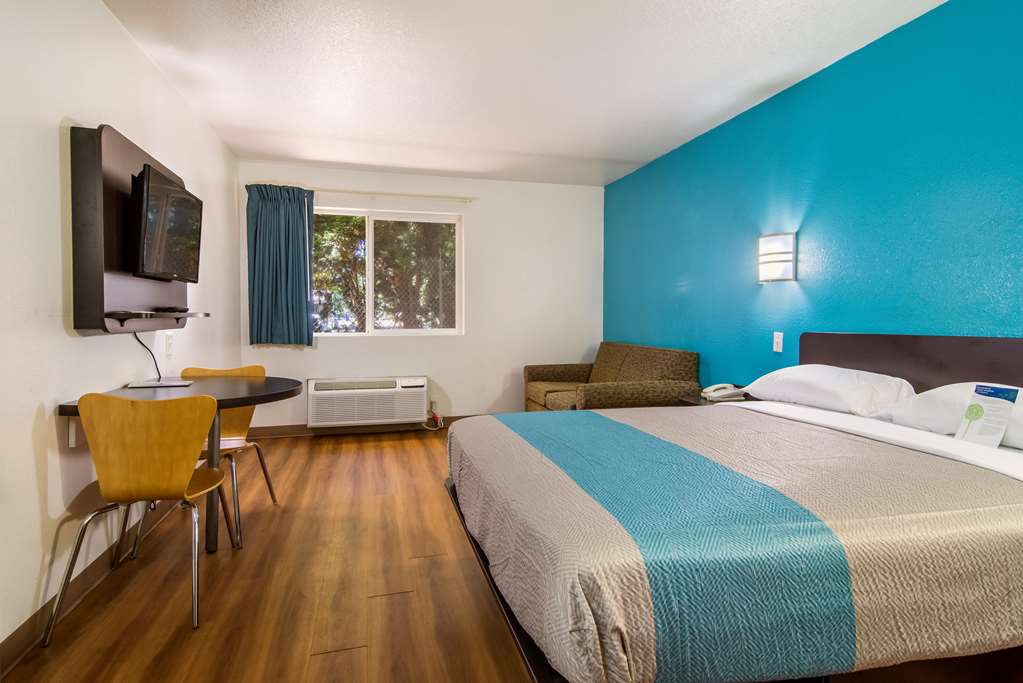 Motel 6 Portland Mall 205 - photo 14