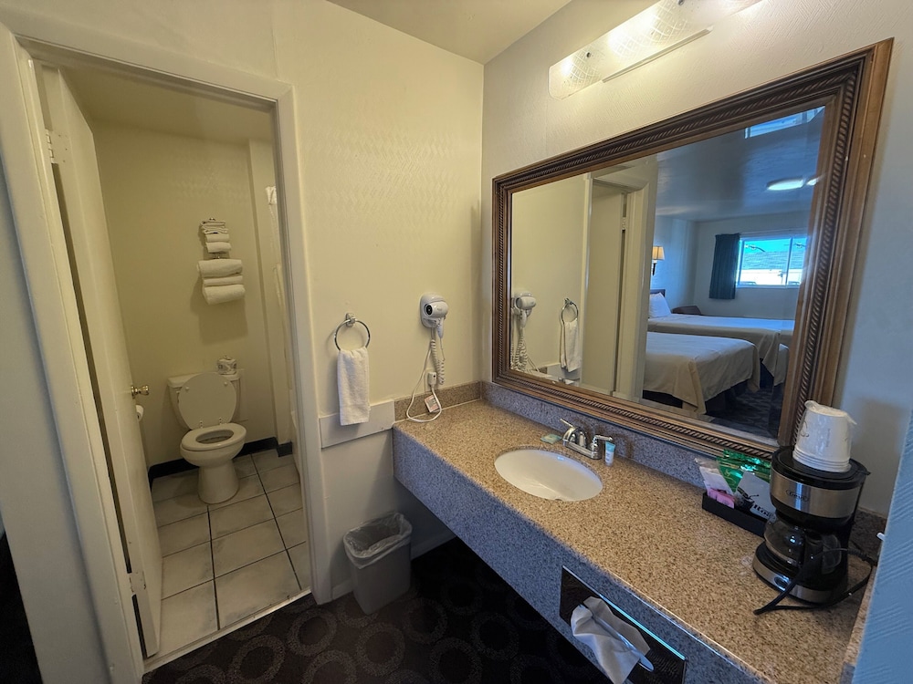 Canyonlands Motor Inn - photo 12