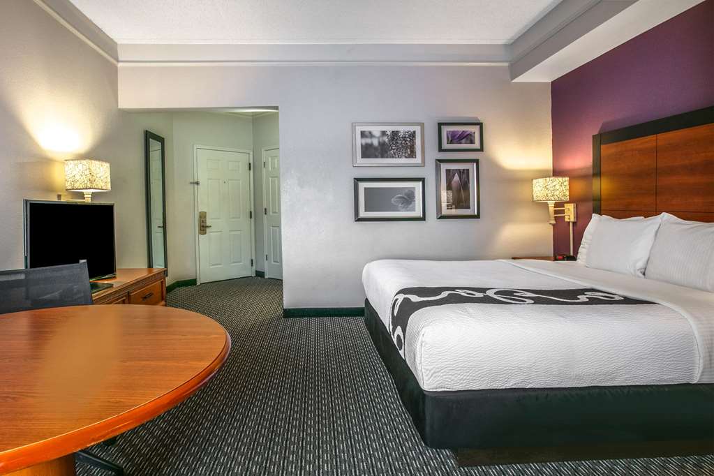 La Quinta Inn & Suites by Wyndham Dallas North Central - photo 13