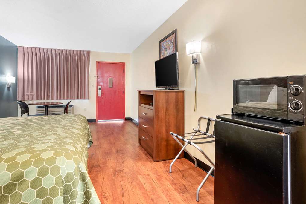 Econo Lodge Inn & Suites Forest - photo 7