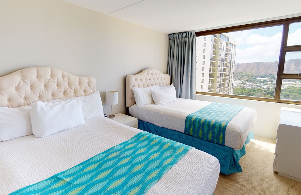 Sleek & Modern 32nd Floor Condo at the Waikiki Banyan Free parking by Koko Resort Vacation Rentals - photo 2