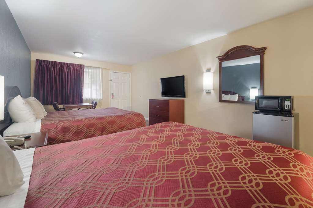 Econo Lodge Thomaston - photo 8