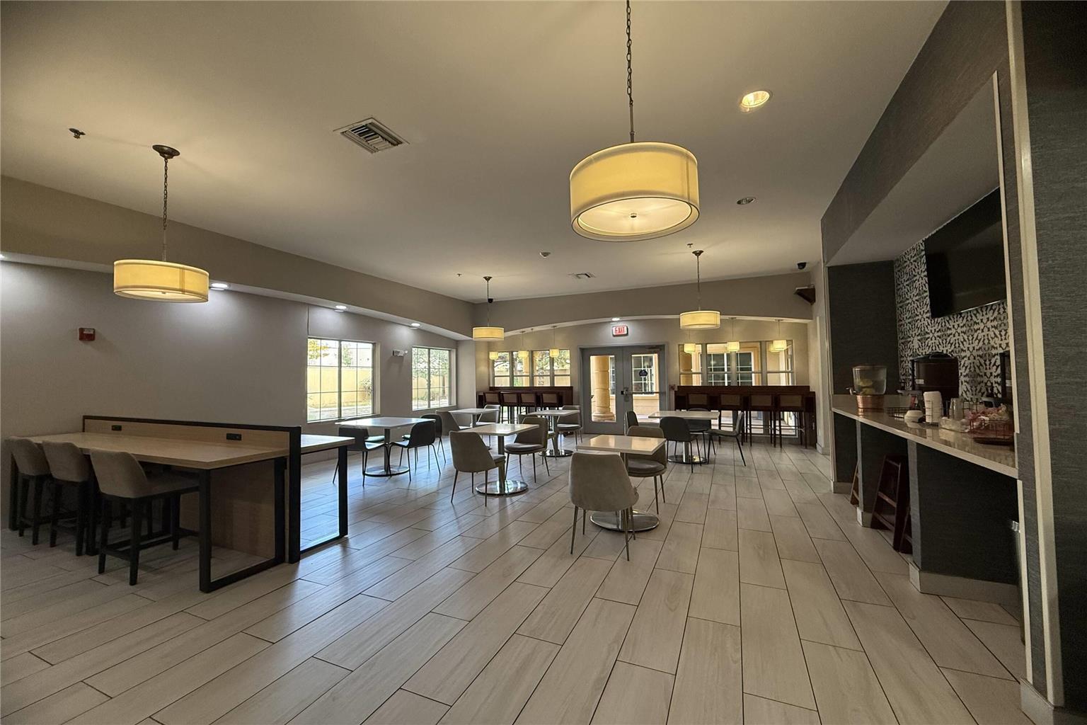 La Quinta Inn & Suites by Wyndham Albuquerque Midtown - photo 11