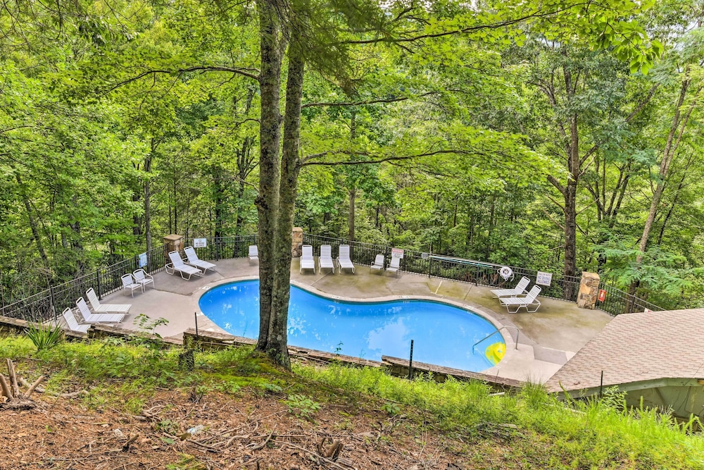 Cobbly Nob Resort Cabin: Hot Tub Pool & Views - photo 20