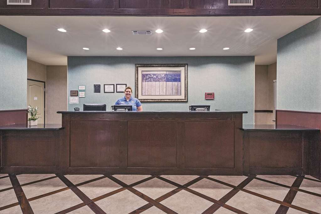 La Quinta Inn & Suites by Wyndham DFW Airport West Euless - photo 8