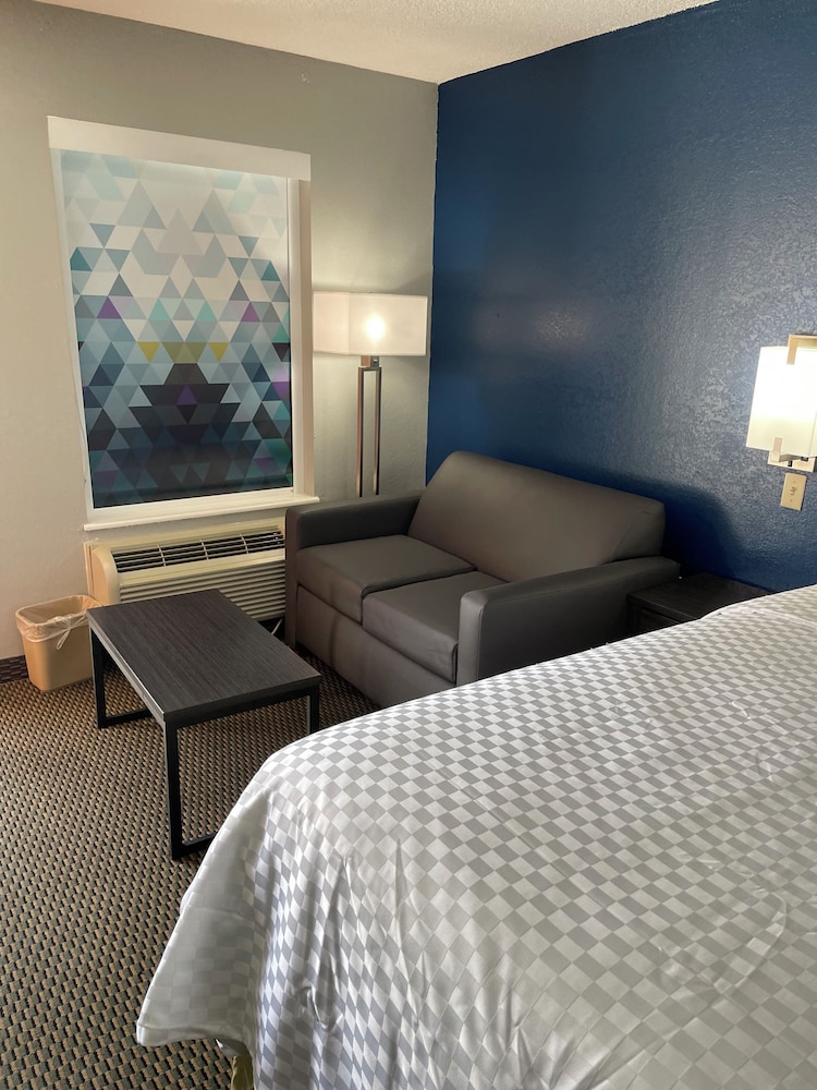 Clairmont Inn & Suites Warren - photo 9