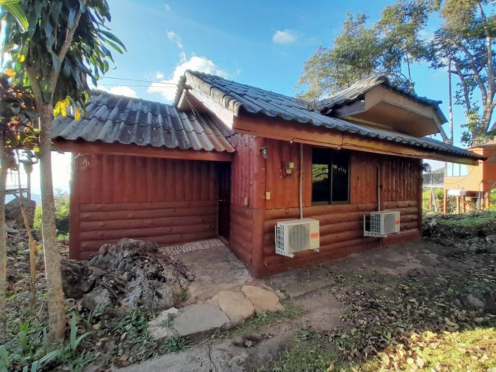 Phucheefainn Resort — hotel in Thoeng