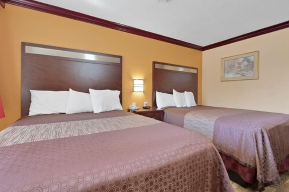 America's Deluxe Inn - photo 17