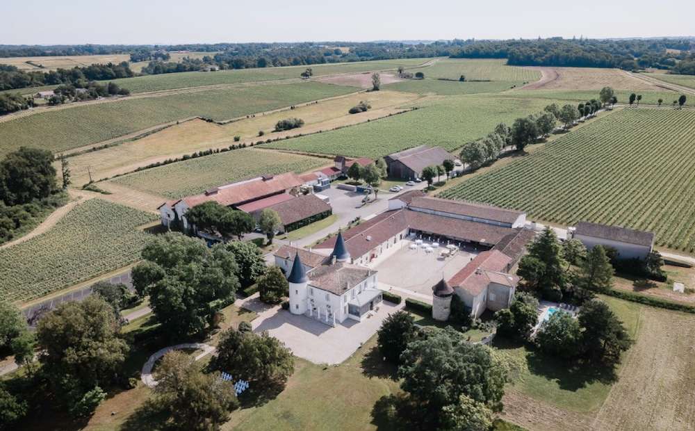Seguin Gîte Château — 4-Star Luxury Hotel in Sadirac, France