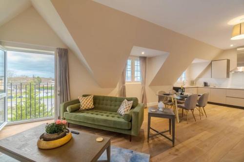 Luxury Penthouse Castle Views 2 Bed & Parking By Tempstay — 4-Star Luxury Hotel in Windsor, United Kingdom