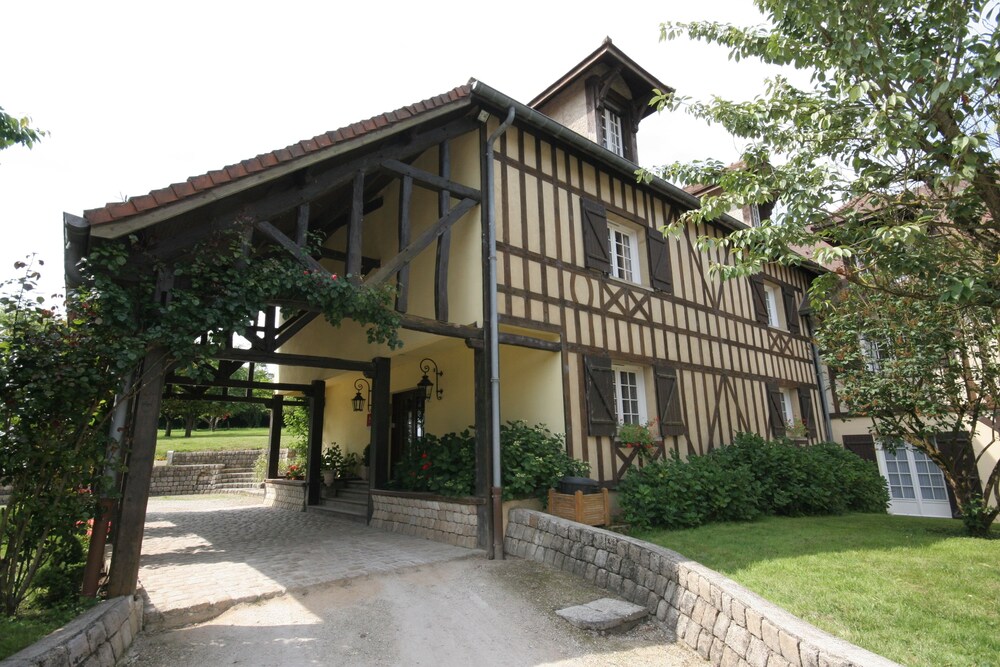 Hôtel Restaurant La Mangeoire Relais Paris Bâle in Troyes, France