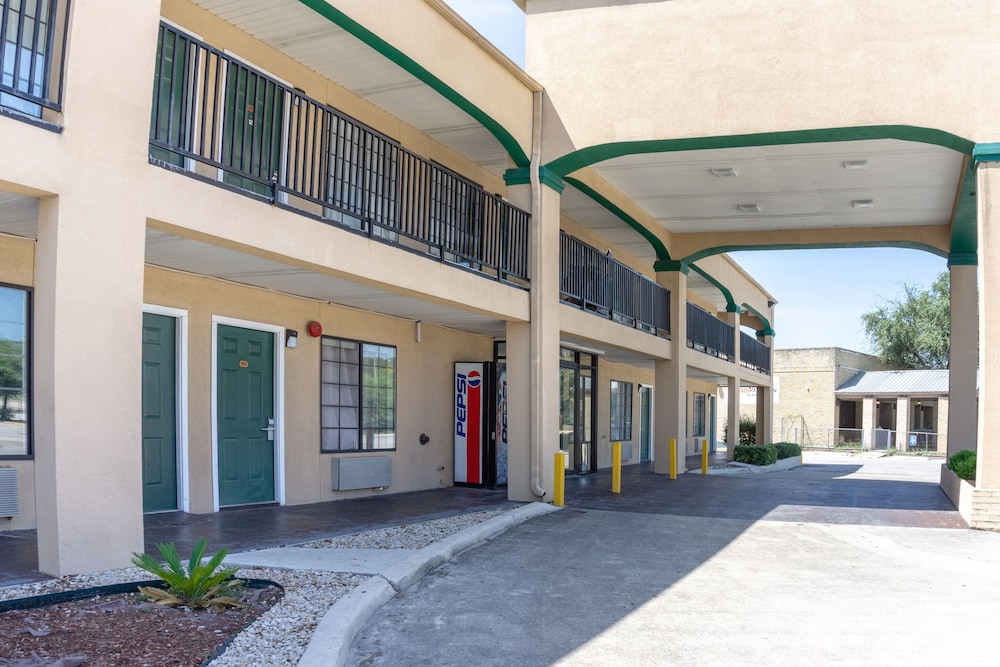 OYO Inn & Suites Medical Center San Antonio - photo 30