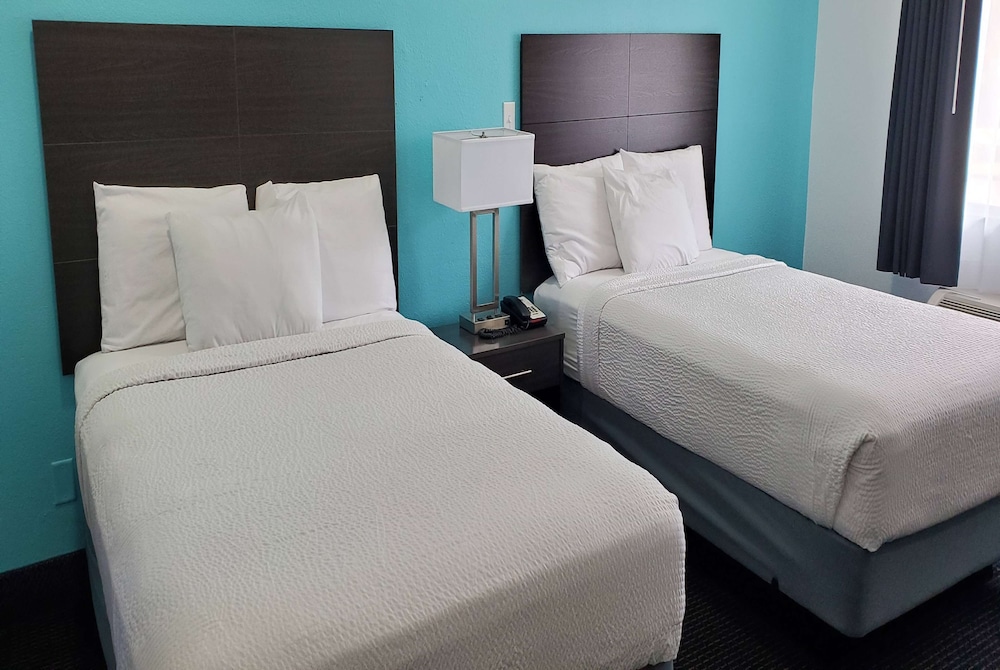 Travelodge by Wyndham Livonia Canton Novi Detroit Area - photo 10