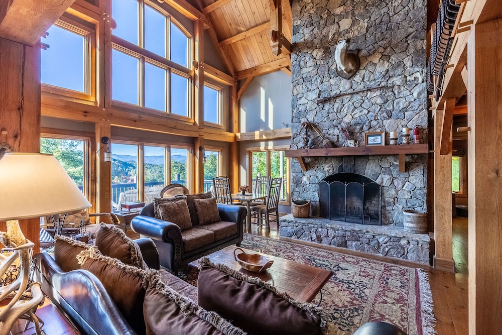 Lake Views Luxury Hottub Game Rm 5bed 4 5bath in Bryson City, United States