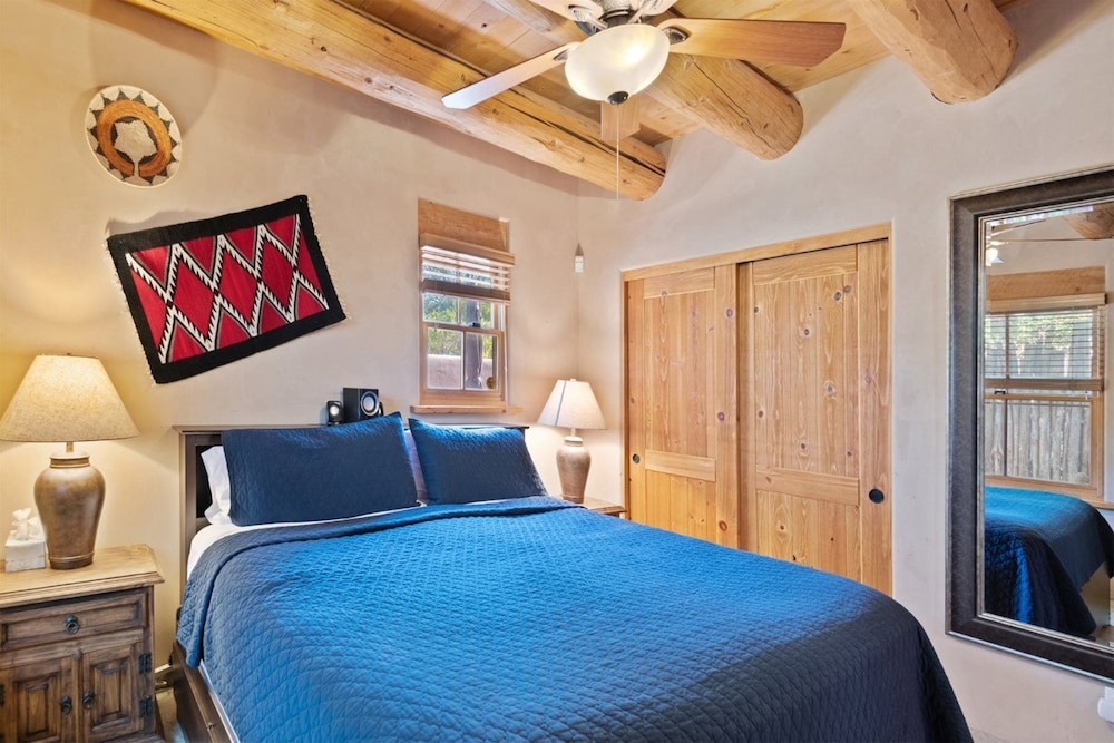 Kiva Stunning & Lovely With Kiva Fireplace Walk to the Plaza and the Railyard - photo 4
