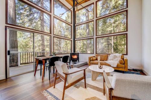 Glass Cabin Under the Pines Hot Tub Seclusion — 4-Star Luxury Hotel in Nevada, United States