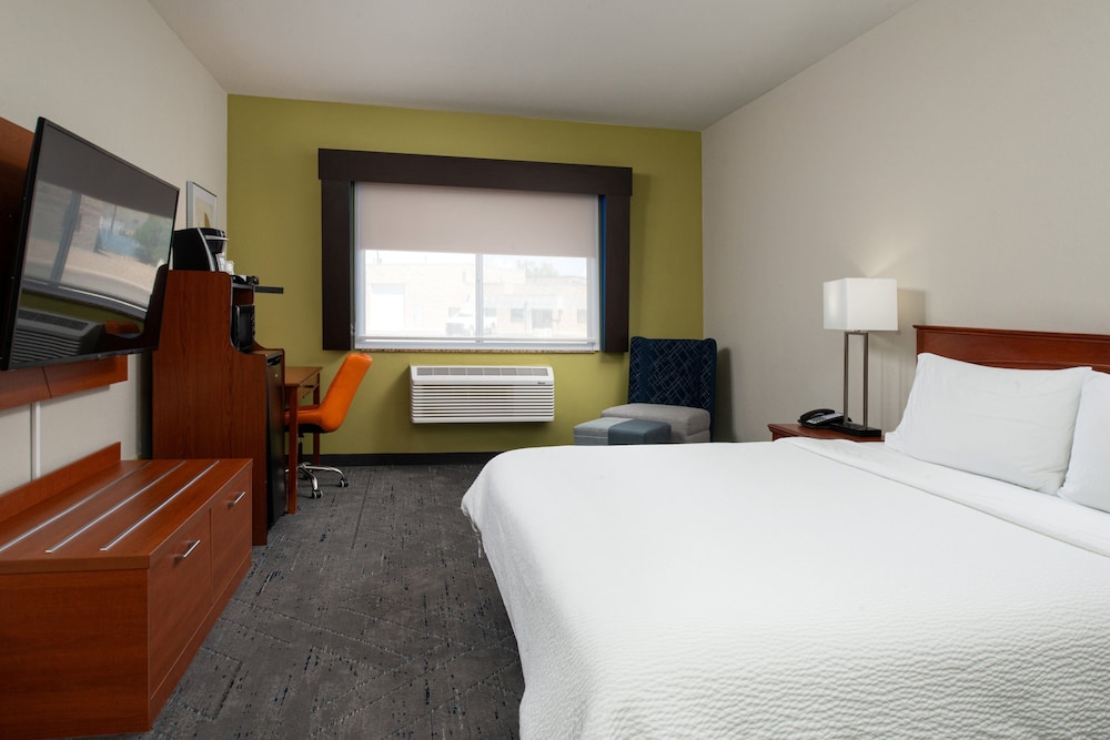 Holiday Inn Express Suites Farmington - photo 12