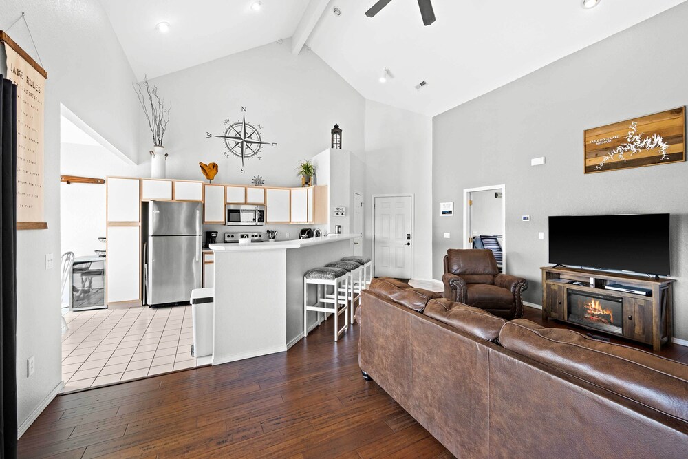 Condo in Lakefront Resort with Boat Launch and Pool in Branson, United States