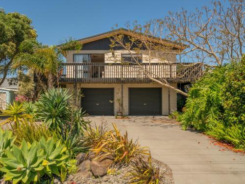 Jacaranda Lodge Whangamata Upstairs Unit — 4-Star Luxury Hotel in Whangamata, New Zealand
