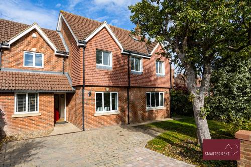 Wimbledon 5 Bed House Driveway — 4-Star Luxury Hotel in London, United Kingdom