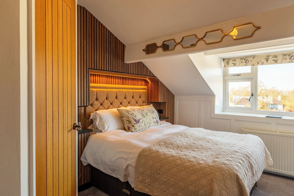 Holly Lodge Guest House — 4-Star Luxury Hotel in Windermere, United Kingdom
