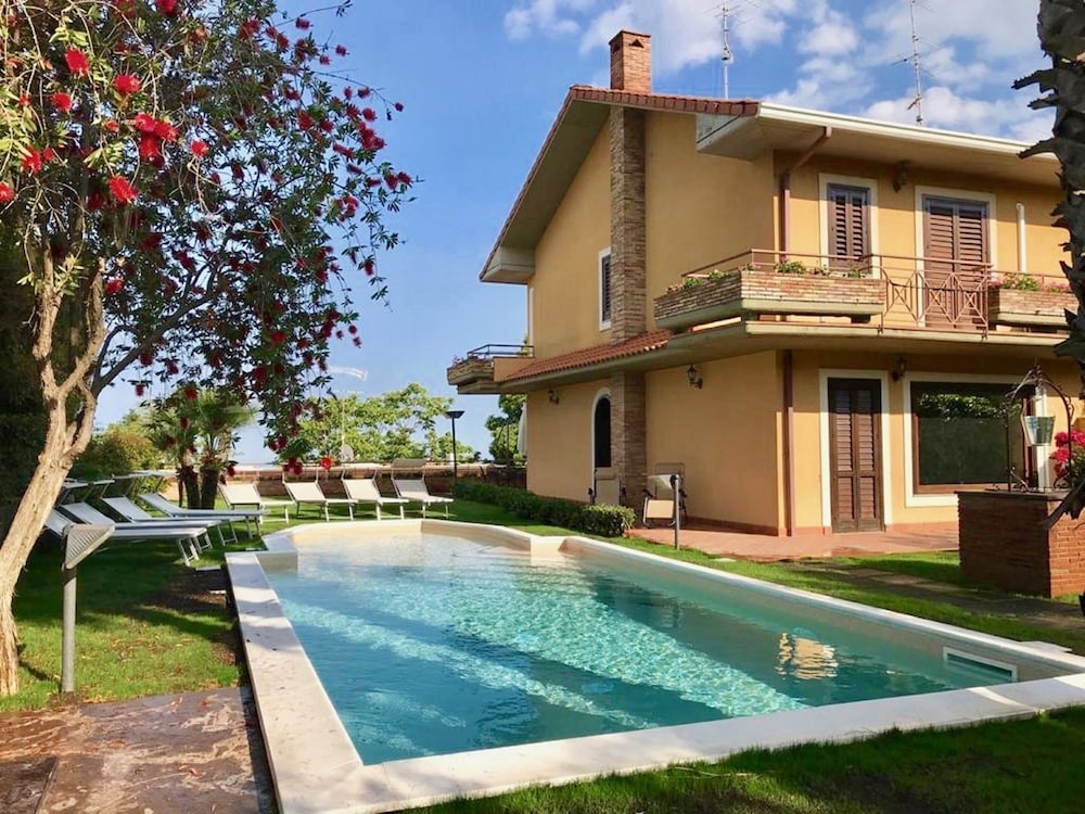 Villa Le Palme — 4-Star Luxury Hotel in Trecastagni, Italy