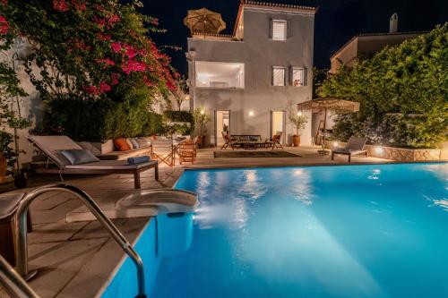 The Villa Evita Stunning View with private pool — 4-Star Luxury Hotel in Spetses, Greece