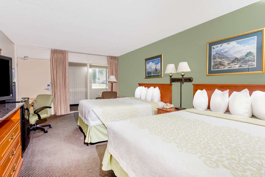 Days Inn by Wyndham Cedar Falls University Plaza - photo 11
