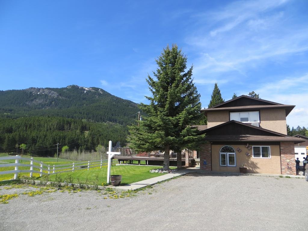 Burmis Bed And Bales — hotel in Fernie