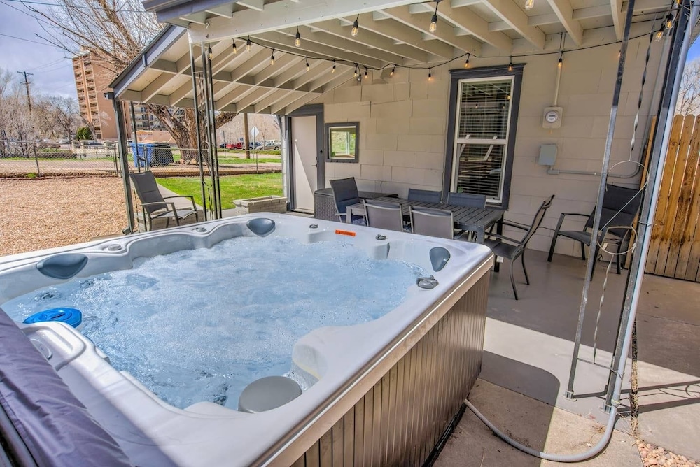 3BD Downtown Modern Victorian W hot Tub Park & Lake in Colorado Springs, United States