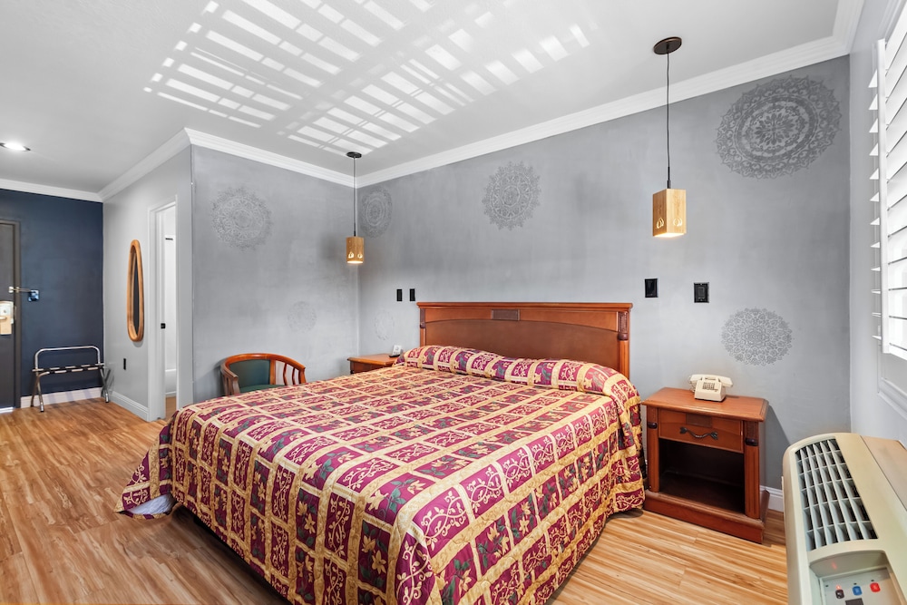 Beverly Inn - photo 29