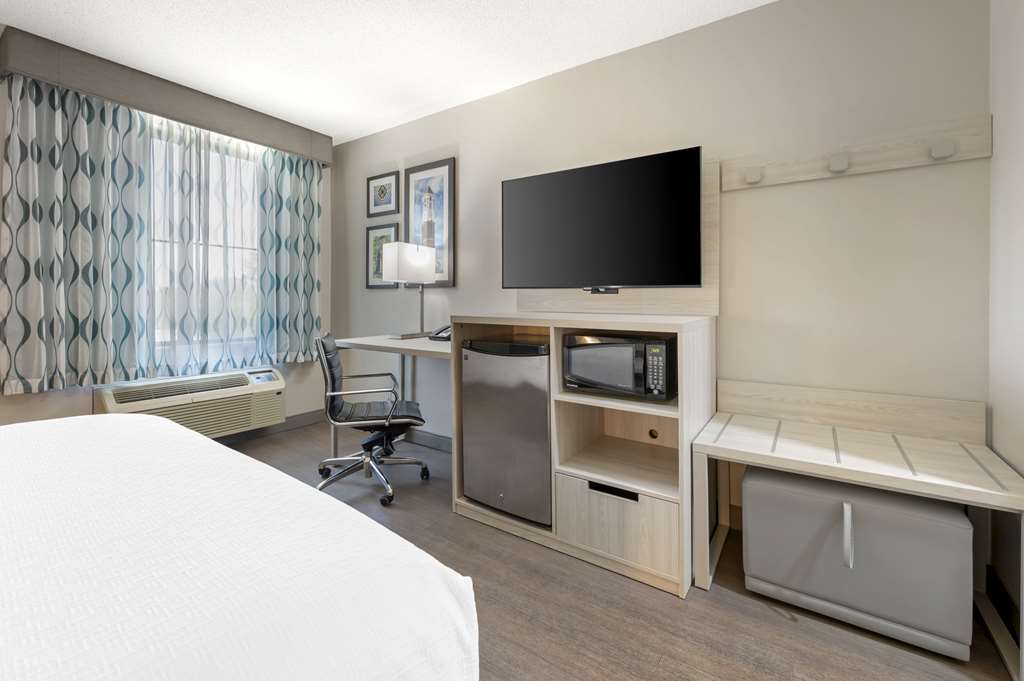 Best Western Plus Lafayette Hotel University Area - photo 17