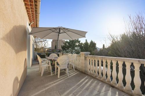 Maison Au Calme Avec Jardin Et Piscine Saint Raphael — 4-Star Luxury Hotel in Saint-Raphael, France