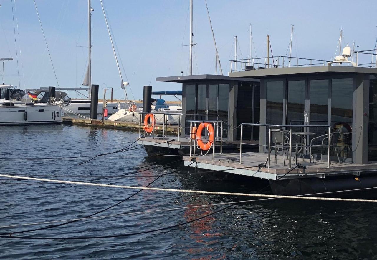 Hausboot Fjord Aquila mit Dachterrasse in Wendtorf — hotel in Wendtorf