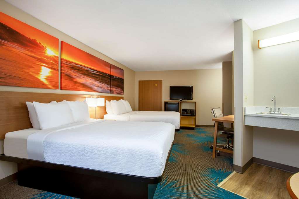 Days Inn by Wyndham Marquette - photo 29