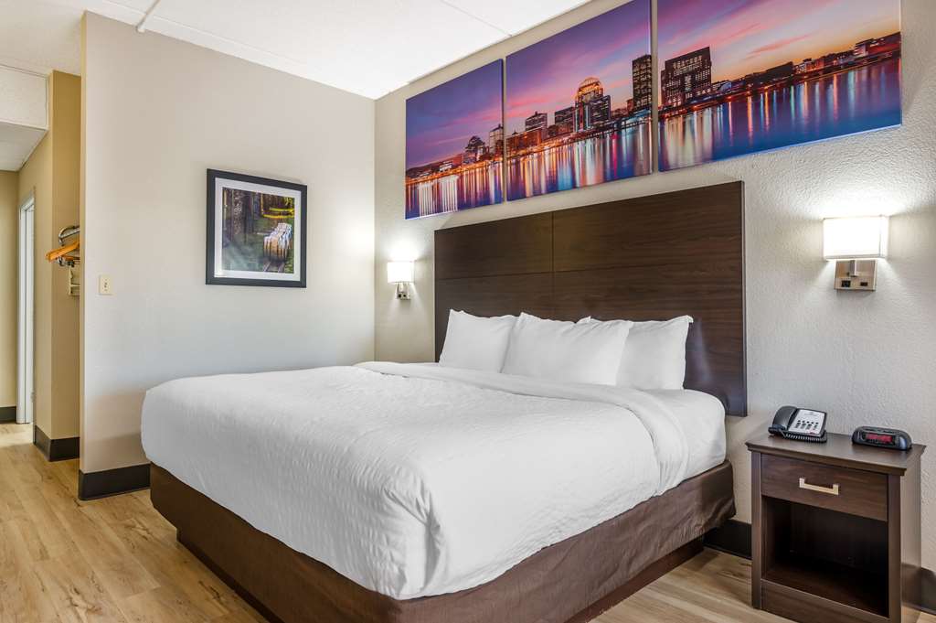 Clarion Pointe Louisville East - photo 7