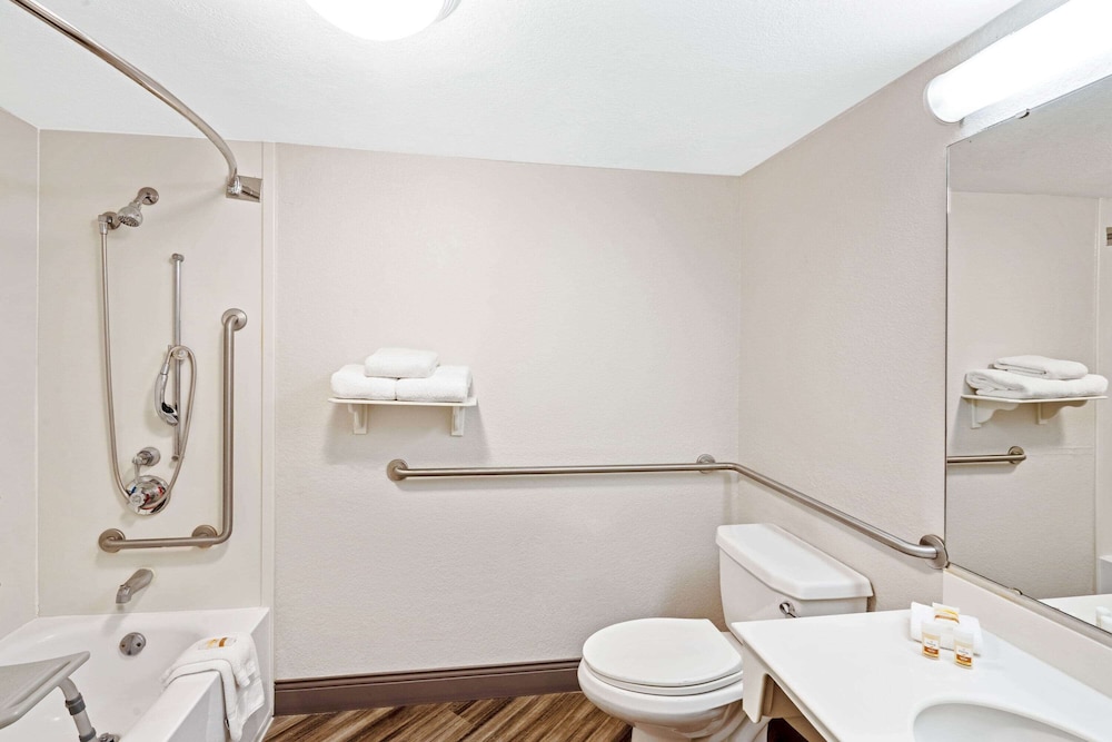 La Quinta Inn & Suites by Wyndham Houston West Park 10 - photo 16