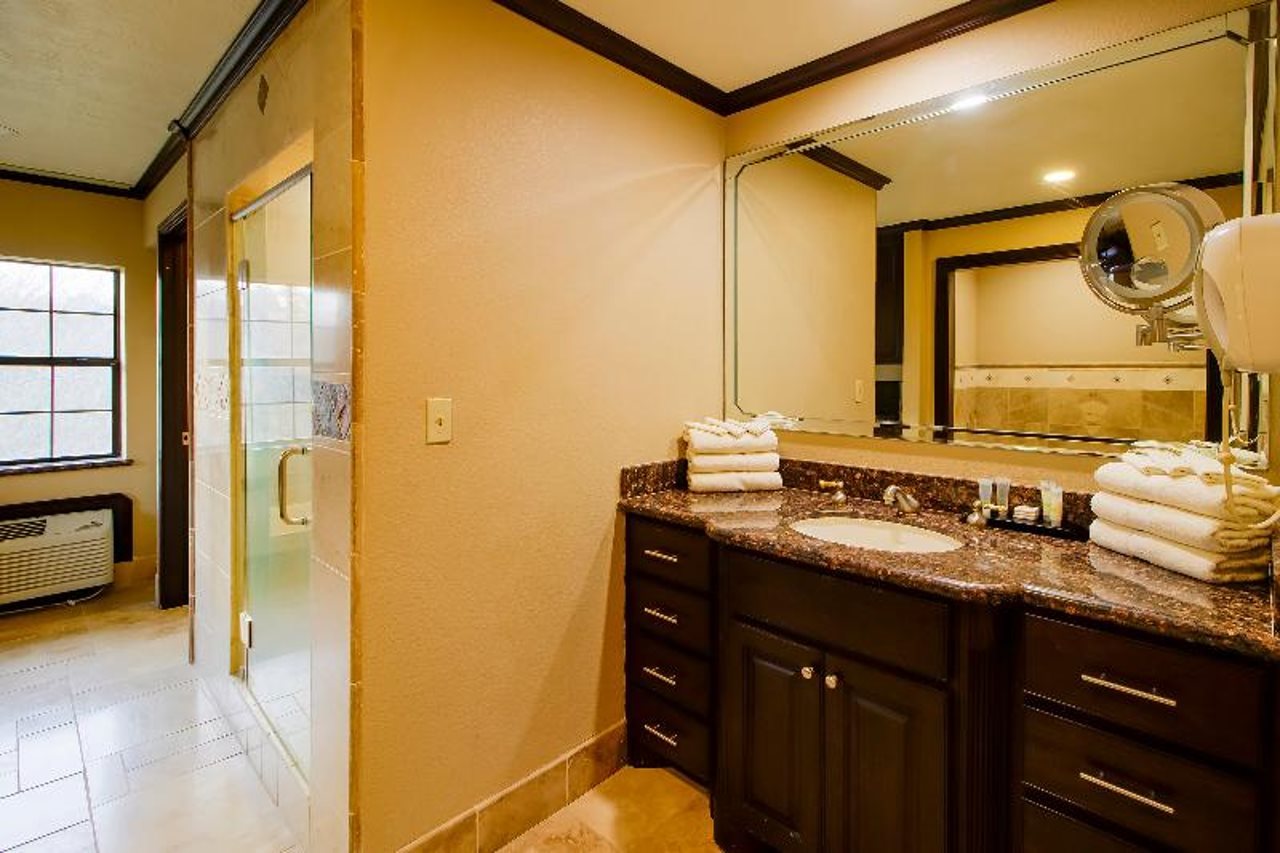 OYO Pinewood Inn & Suites Silsbee - photo 79
