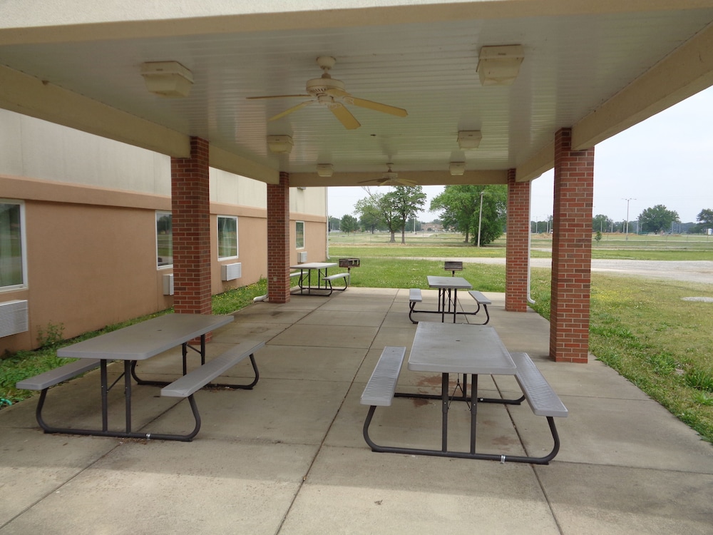 Fairgrounds Inn - photo 21