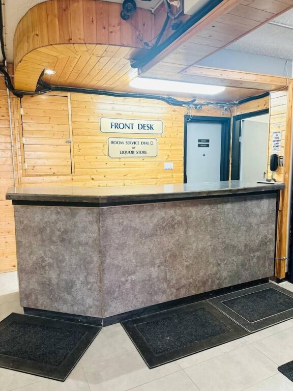 Grizzly Motor Hotel — Fox Creek