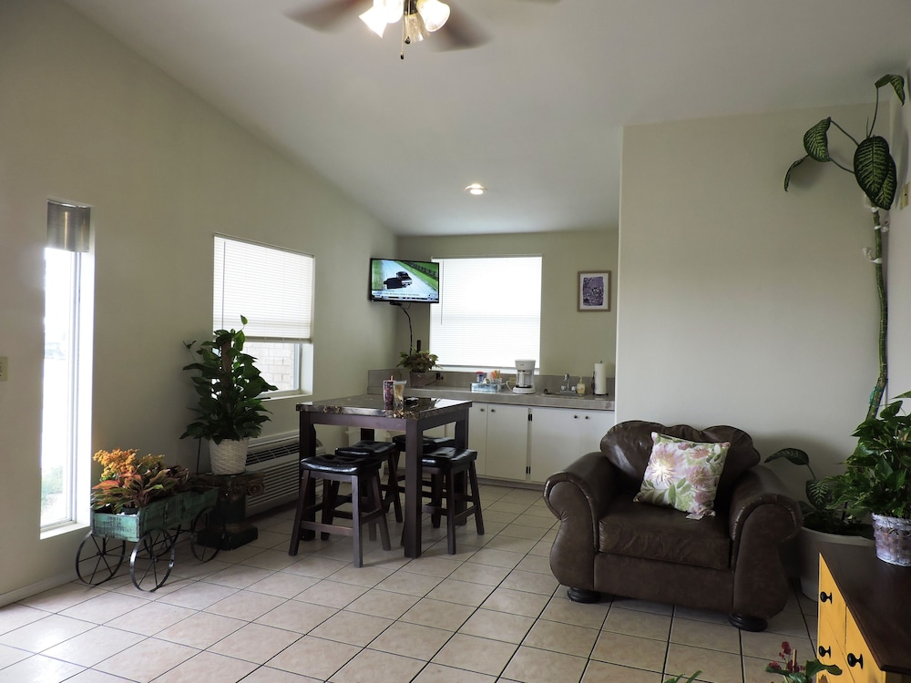 Riata Inn Crystal City - photo 3