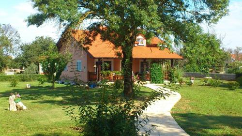 Villa Tinov Dvor — 4-Star Luxury Hotel in Policnik, Croatia
