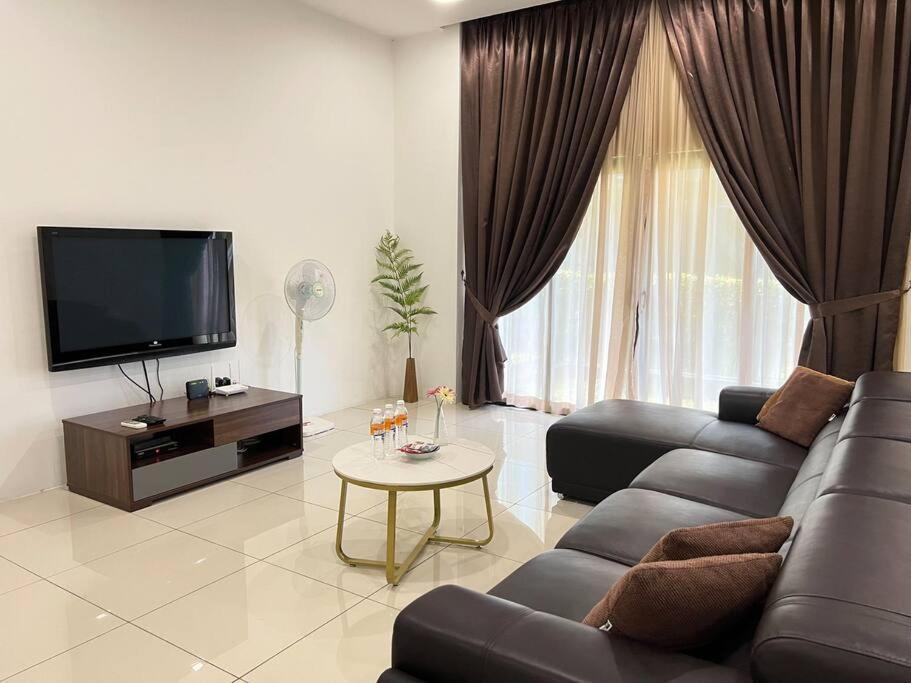 Jk CozyHome 02 8Pax 100Mbps 2Carparks — 4-Star Luxury Hotel in Kuching, Malaysia