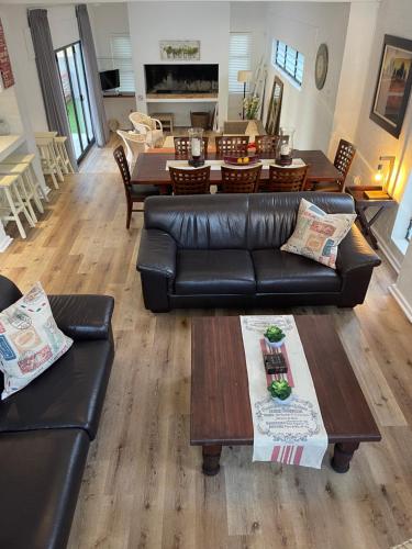 Fynbos Feniks Family House in Voëlklip — 4-Star Luxury Hotel in Hermanus, South Africa