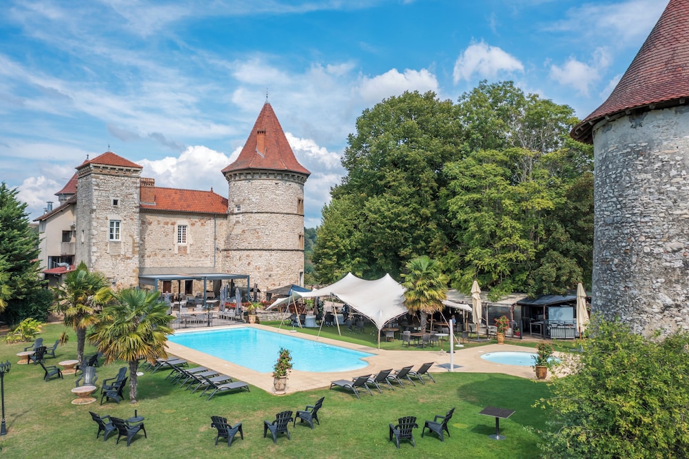 Château Chapeau Cornu — 4-Star Luxury Hotel in La Tour-Du-Pin, France