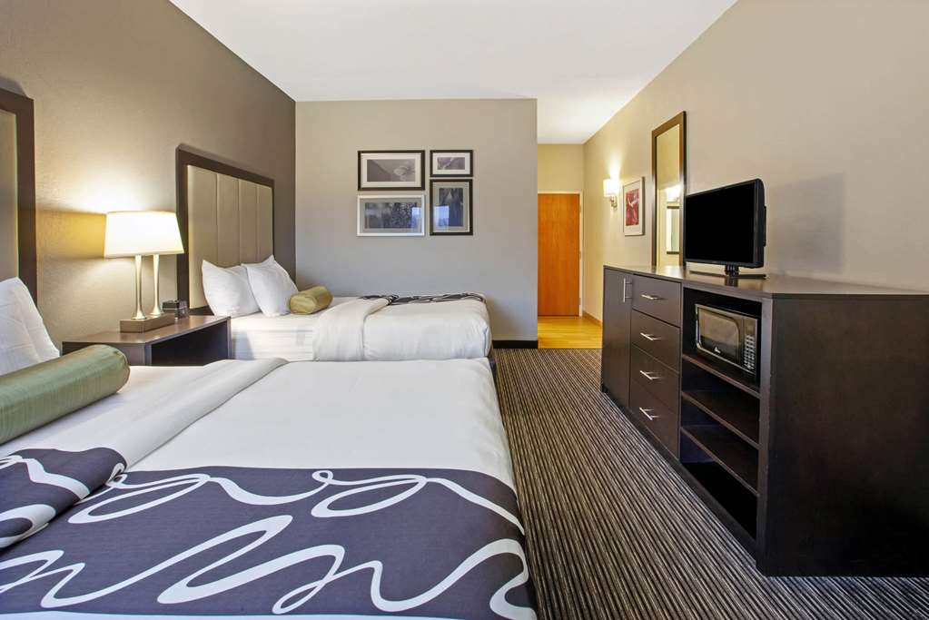 La Quinta Inn & Suites by Wyndham Detroit Metro Airport - photo 16