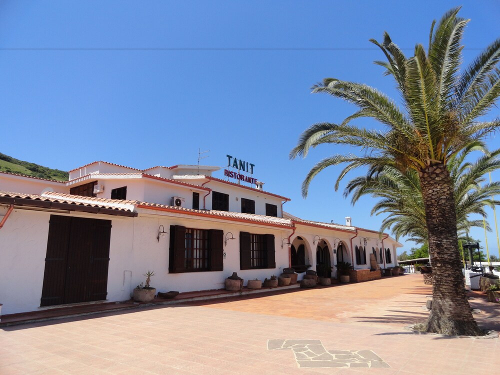 Hotel Villaggio Ristorante Pizzeria Museo TANIT — hotel in Carbonia