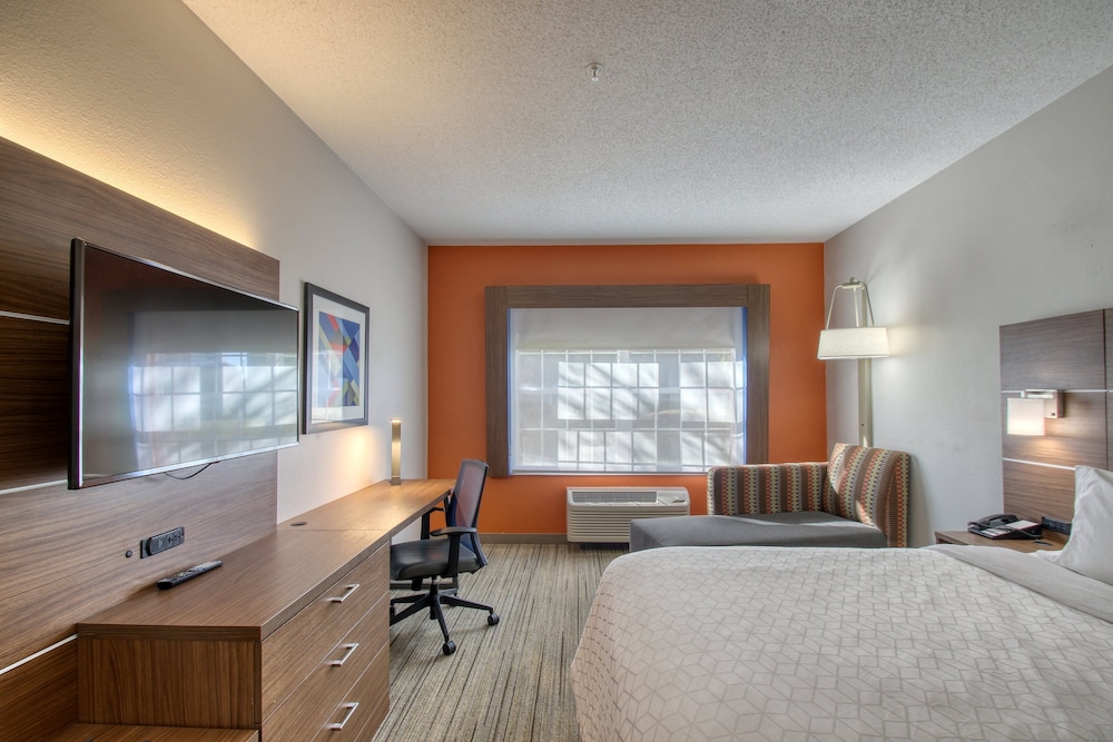 Holiday Inn Express Hotel & Suites Oshkosh by IHG - photo 14